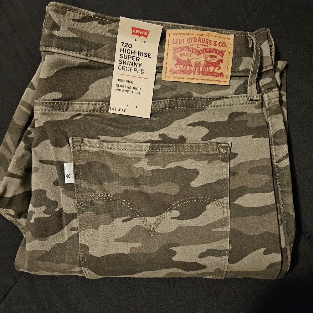 Levi's - Camo Cropped Skinny Jean - Size 14 (32)